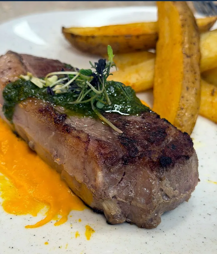 Bife con papas y salsa de hierbas