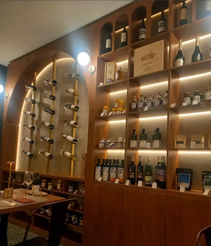 Estantes de vinos y productos en Raizal
