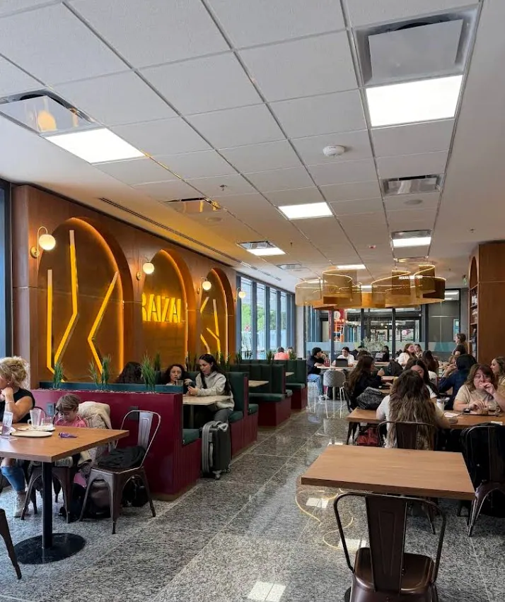 Personas compartiendo en el salón de Raizal