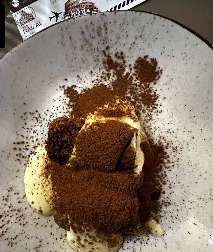 Tiramisú servido en un plato de Raizal