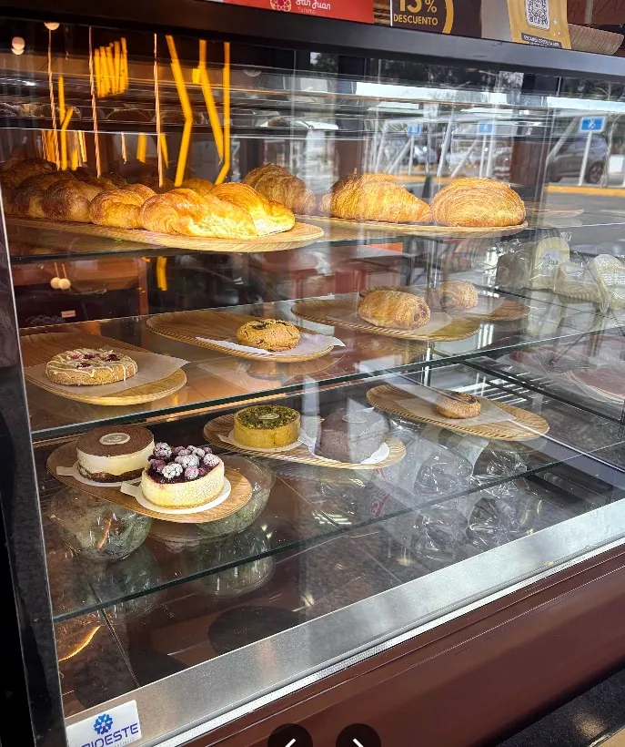 Vitrina de Raizal con pastelería y croissants